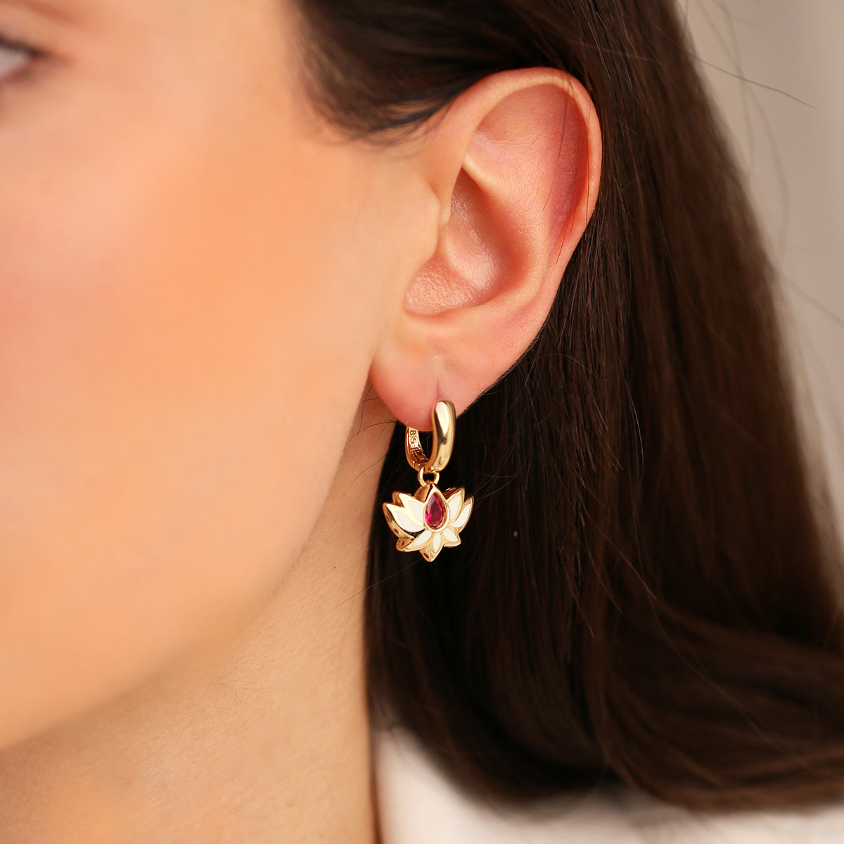 Cetaş Küpe Koleksiyonu, modern tasarım anlayışı ile geleneksel mücevher işçiliğini ustalıkla bir araya getiriyor.