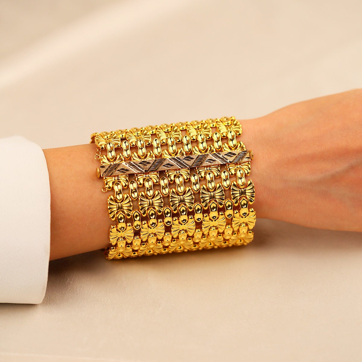 Altın Kırma Bileklik – Zarafeti ve Işıltıyı Bileğinizde Taşıyın. 14 ayar Altın Kırma Bileklik modelleri, size şıklık katacak.