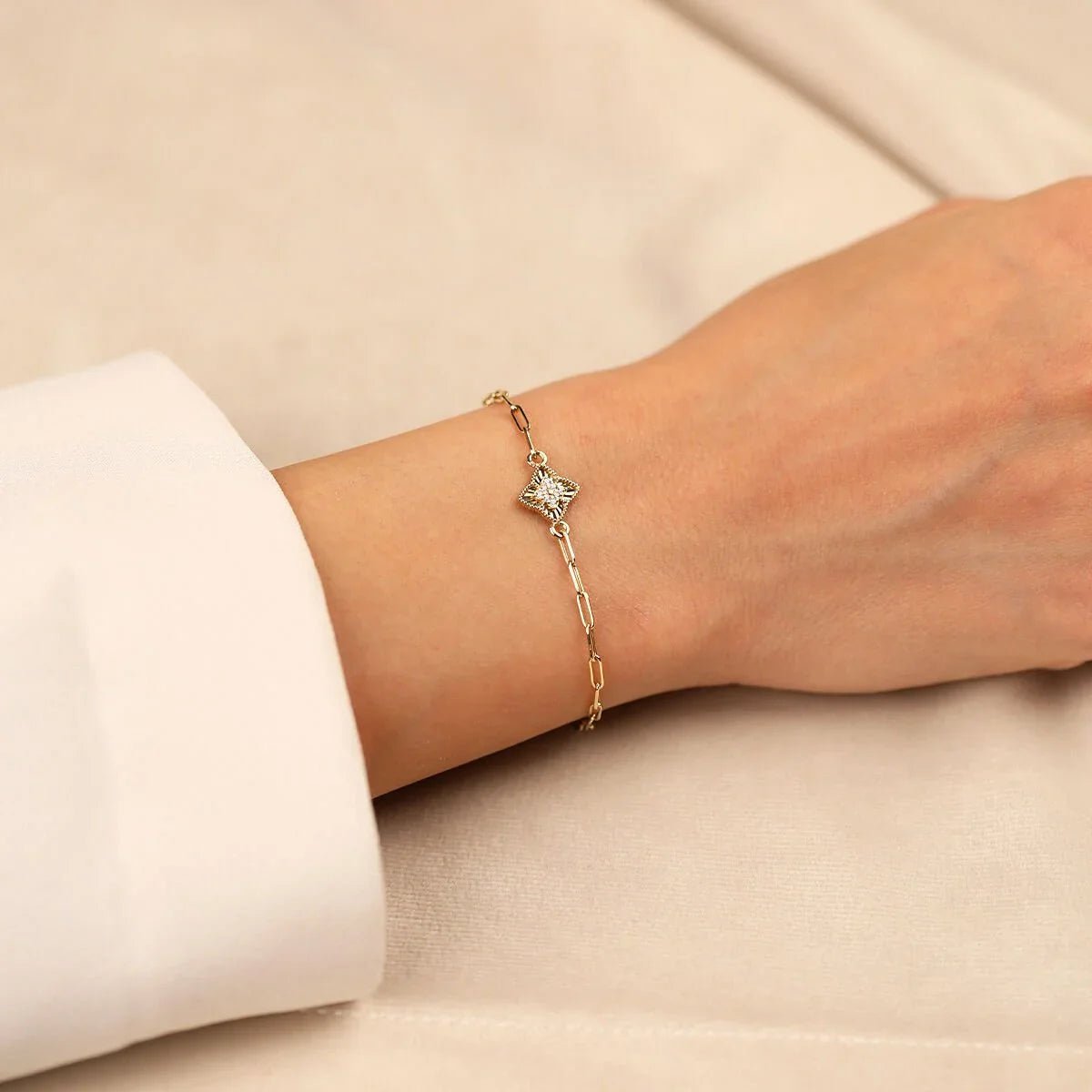 Altın Sade Bileklik – Zarafeti Bileğinizde Taşıyın. Altın 14 ayar Sade bileklikler duru güzelliğinizi tamamlar.