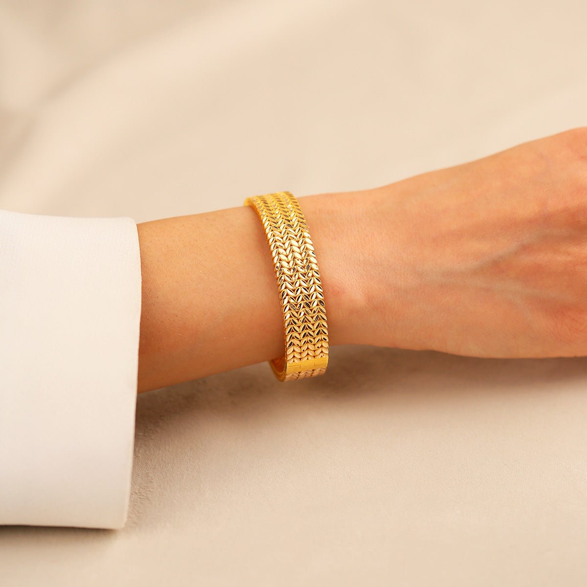 Altın Sade Kelepçe – Zarafeti Bileğinizde Taşıyın. 14 ayar Altın sade kelepçe modelleri sade güzelliğinizi yansıtacak.