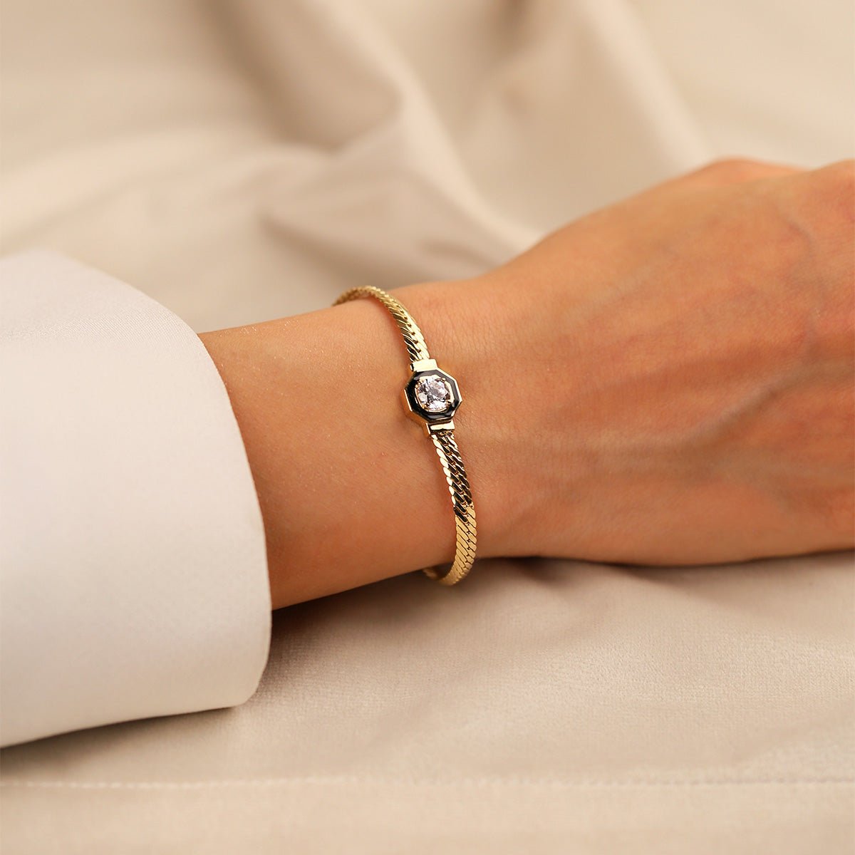 Altın Taşlı Bileklik – Zarafeti ve Işıltıyı Bileğinizde Taşıyın, 14 ayar altın taşlı bileklik modelleri şıklığınızı tamamlar.