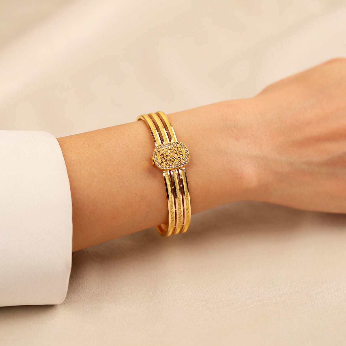 Altın Taşlı Kelepçe – Zarafeti ve Işıltıyı Bileğinizde Taşıyın. 14 ayar Altın Taşlı kelepçe modellerimiz size çok yakışacak.