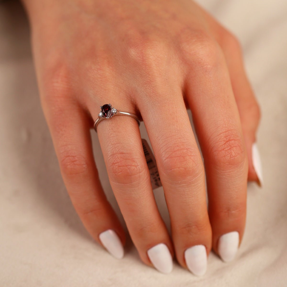 0,04 Karat Pırlanta ve 0,55 Karat Yakut Taşlı Pırlanta Yüzük - Nur Kuyumculuk