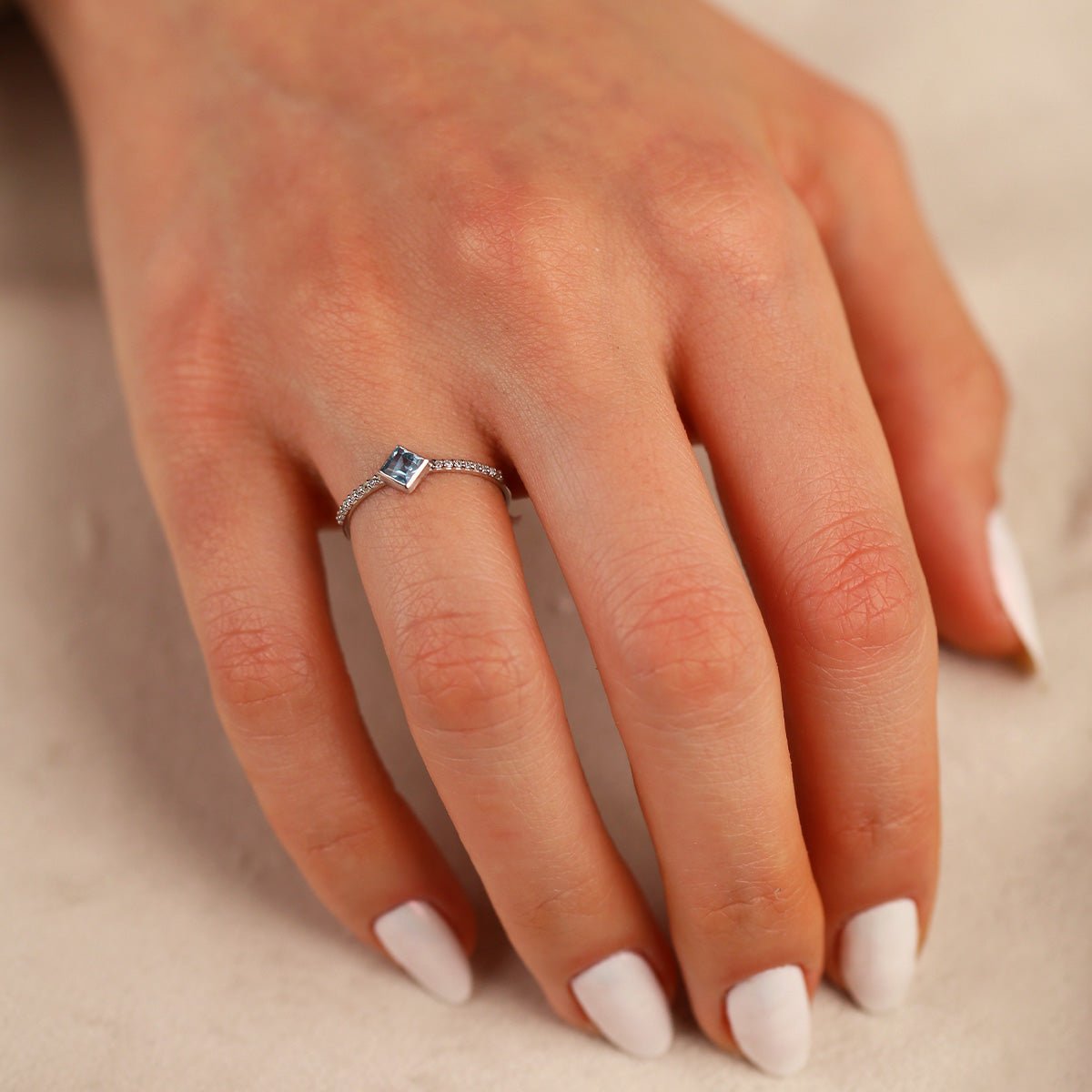 0,11 Karat Pırlanta – 4,95 Karat Mavi Topaz Yüzük - Nur Kuyumculuk