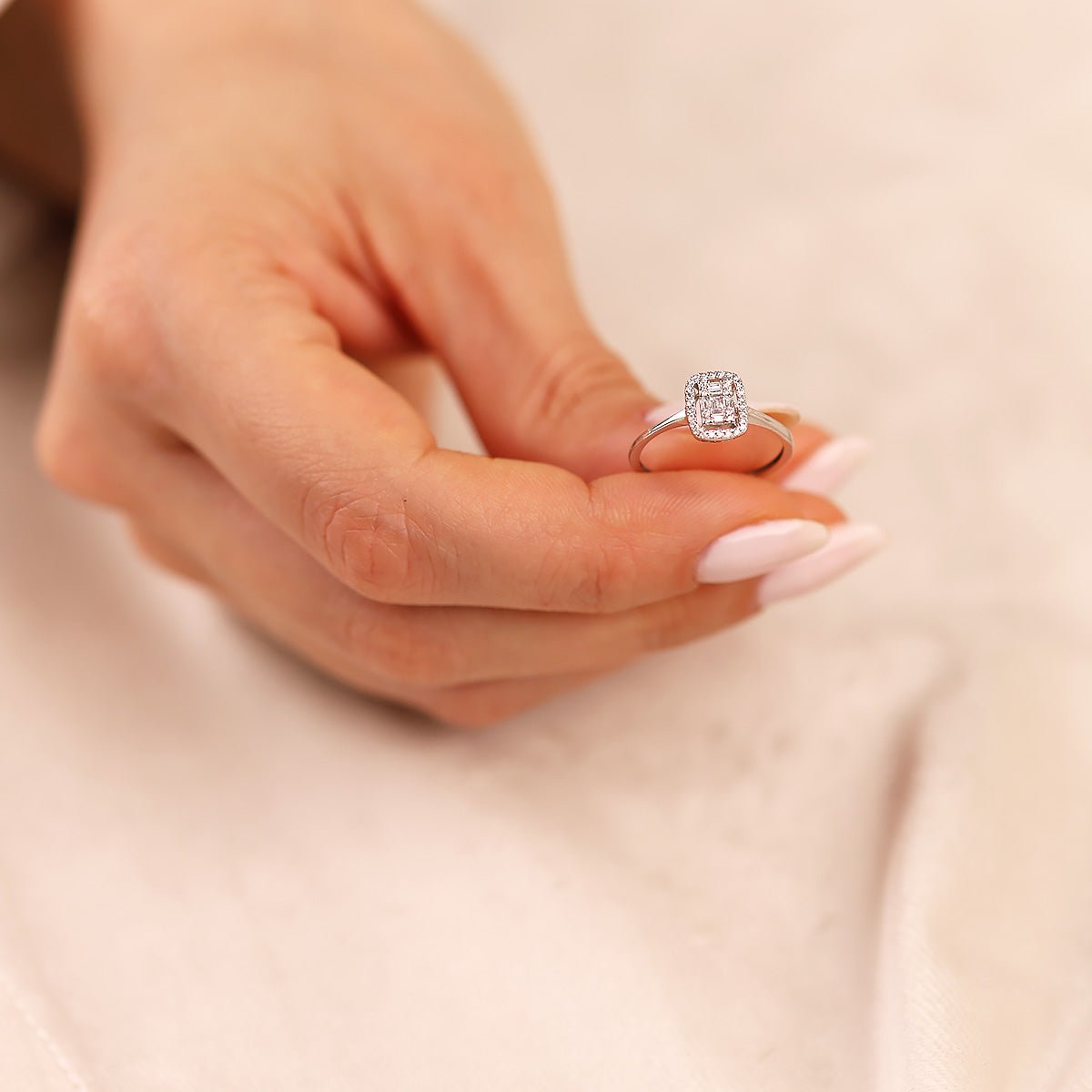 0.14 Karat Pırlanta Baget Yüzük - Nur Kuyumculuk