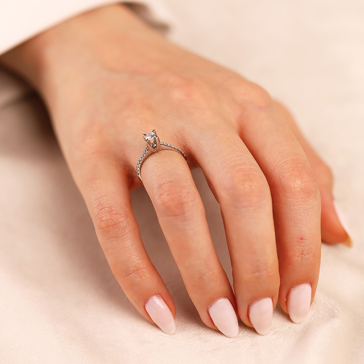 0.28 Karat Pırlanta Yan Taşlı Tektaş Yüzük - Nur Kuyumculuk