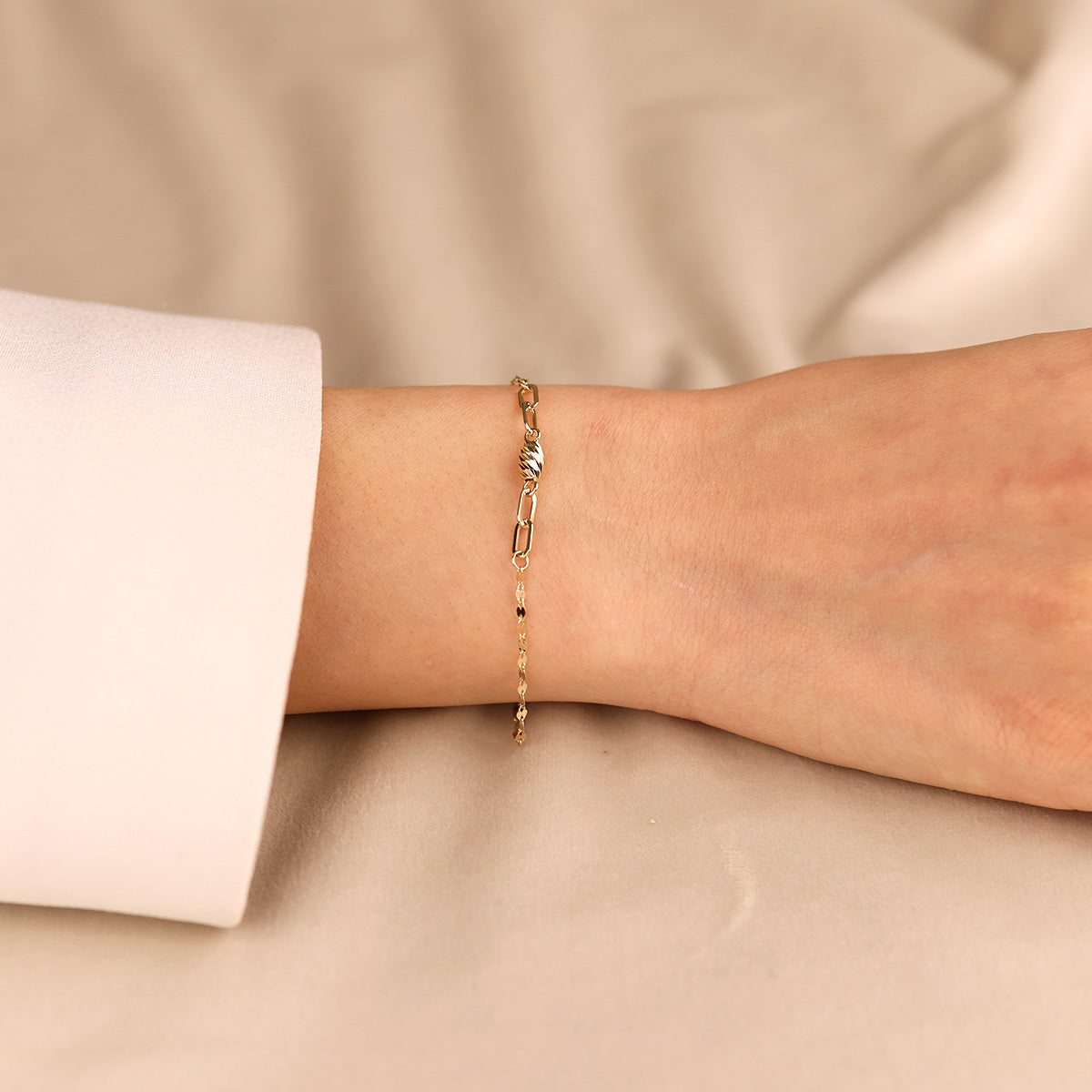 Şık Tasarımlı 14 Ayar Altın Hediye Bilekliği