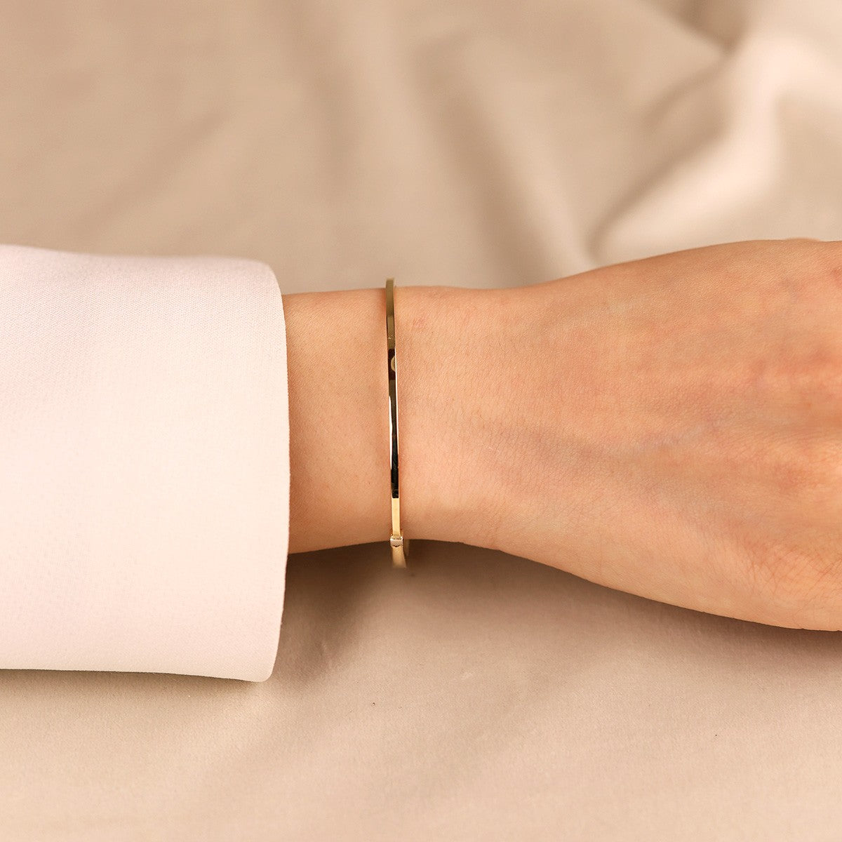 Minimal Şıklık Sunan 14 Ayar Altın Hediyelik Kelepçe