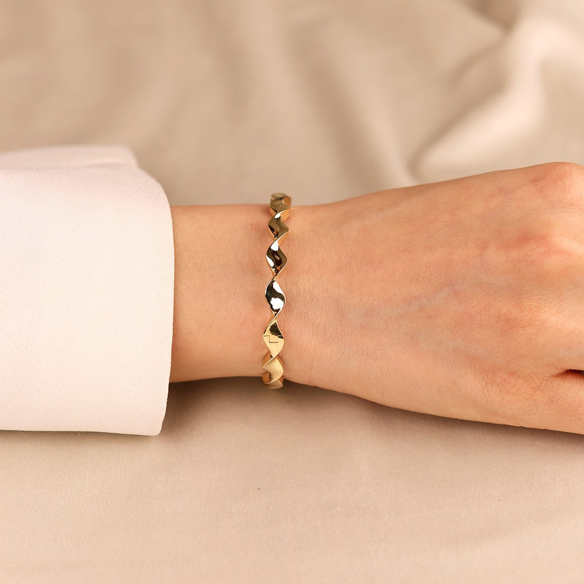 Dalgalı Tasarımlı 14 Ayar Altın Kelepçe Bileklik – Şık Hediyelik
