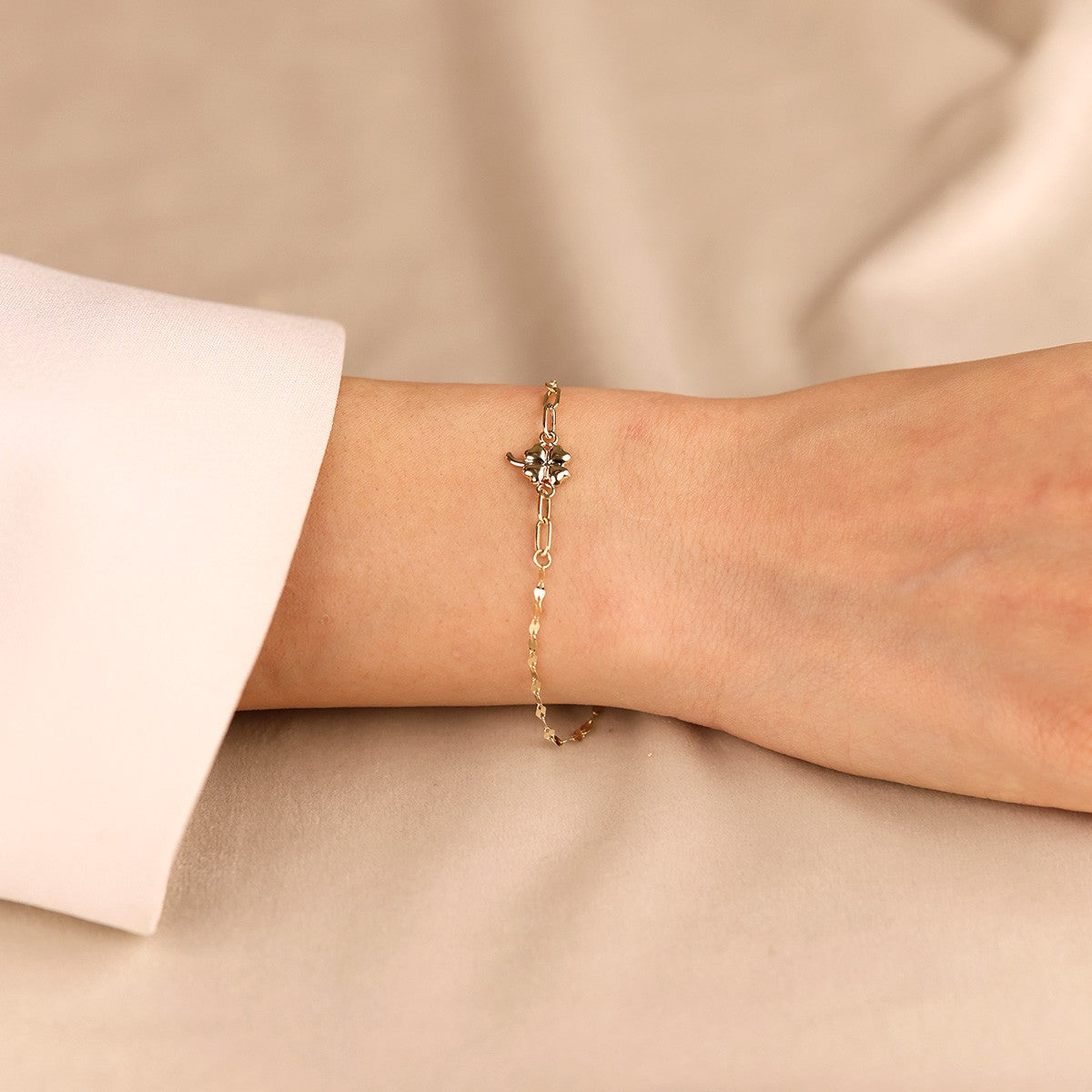 Yonca Figürlü Hediyelik 14 Ayar Altın Bileklik