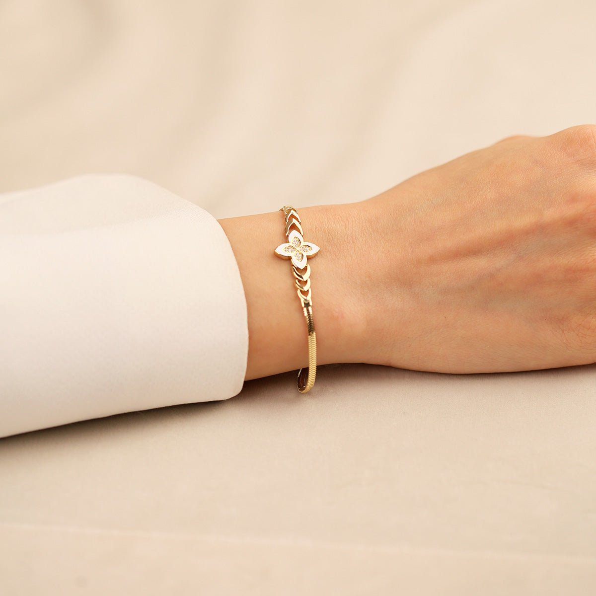 Balık Sırtı Beyaz Mine Detaylı 14 Ayar Altın Bileklik - Nur Kuyumculuk