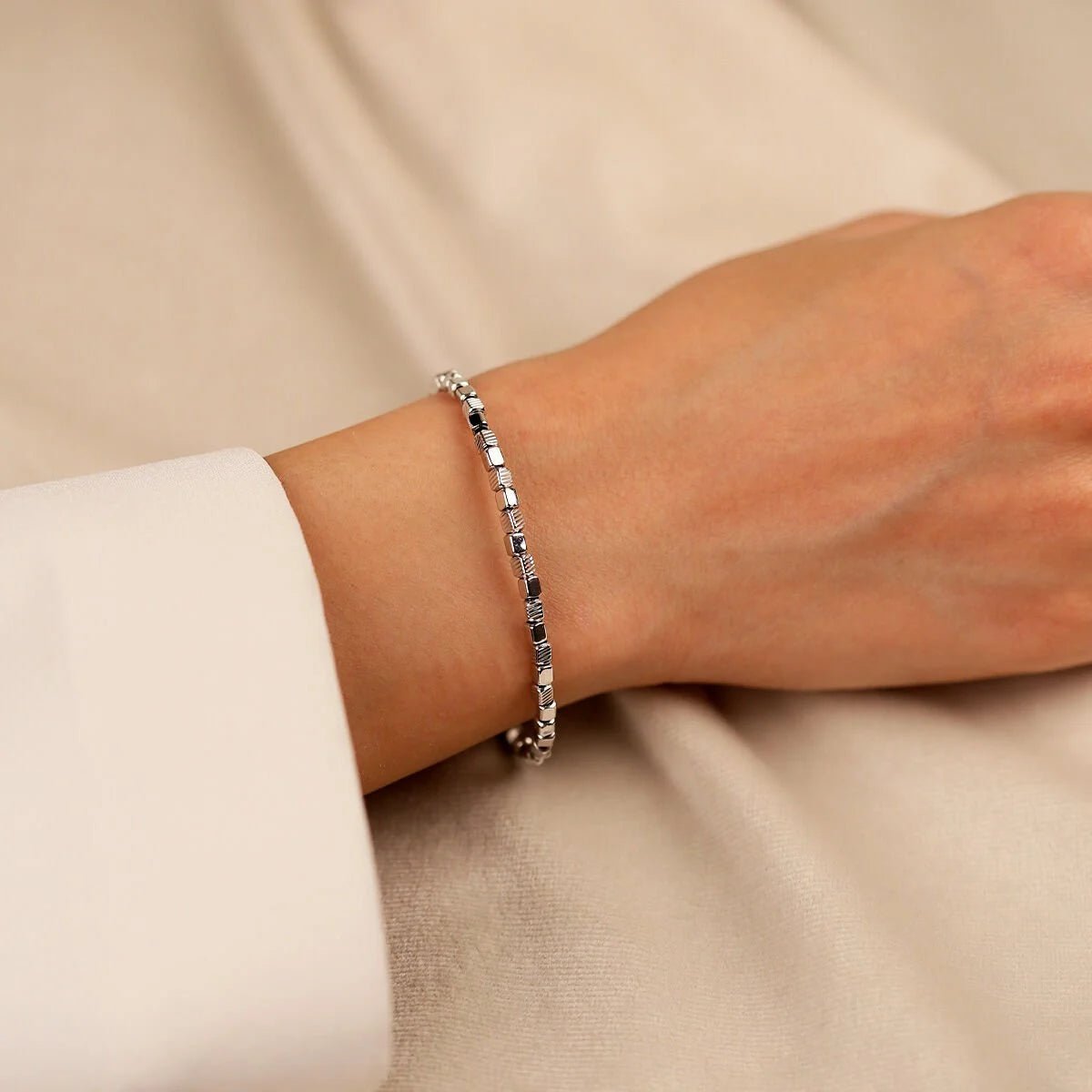 Cetaş 14 Ayar Beyaz Altın Dorikalı Toplu Kelepçe - Nur Kuyumculuk