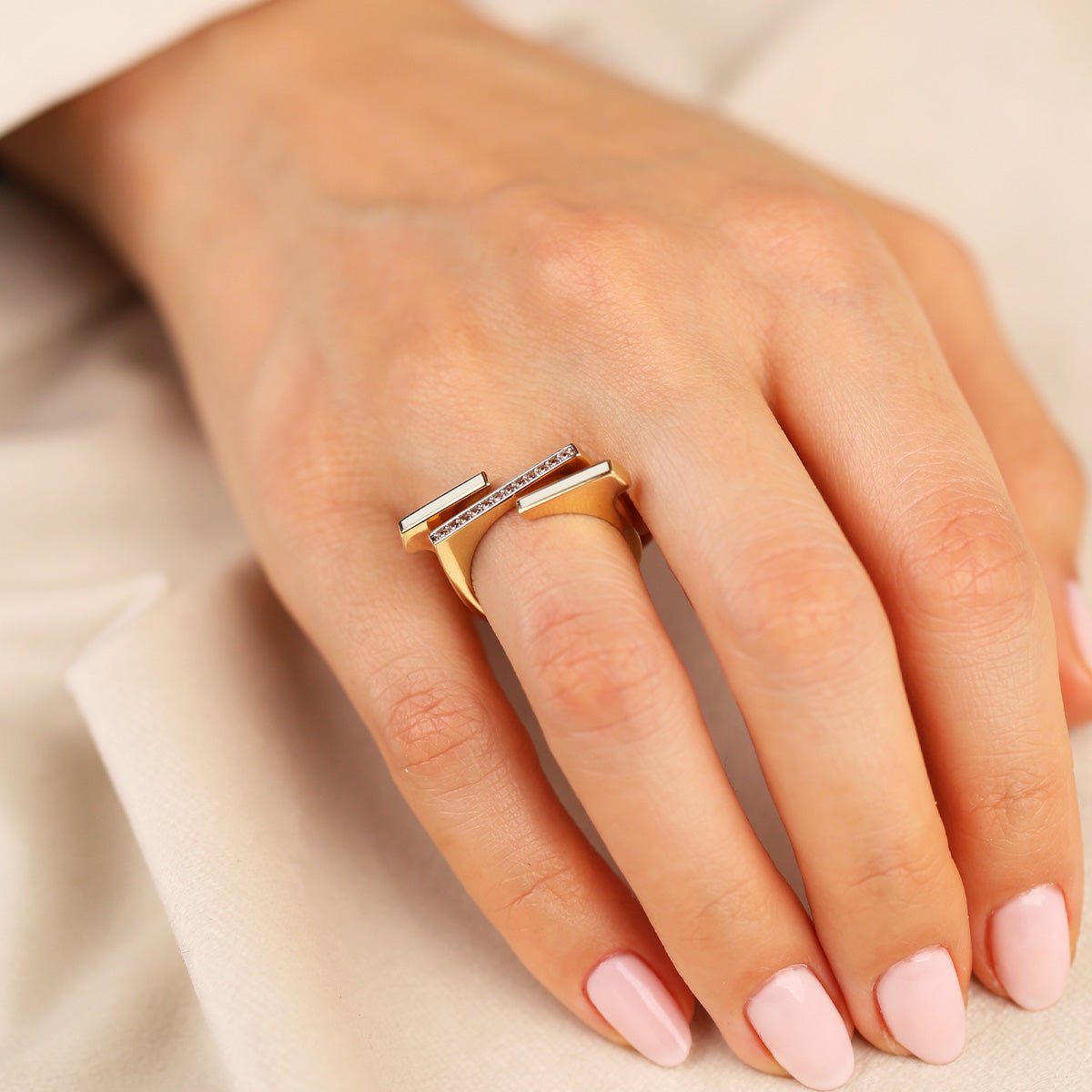 Cetaş Eterna Beyaz Mineli Taş Detaylı 14 Ayar Altın Yüzük - Nur Kuyumculuk