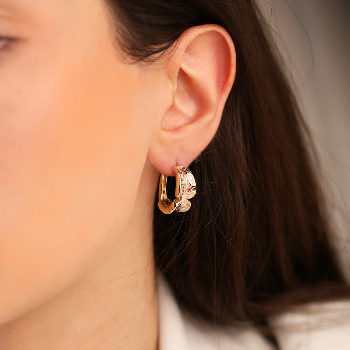 Cetaş Pembe Mineli Kırmızı Taş Detaylı 14 Ayar Altın Küpe - Nur Kuyumculuk