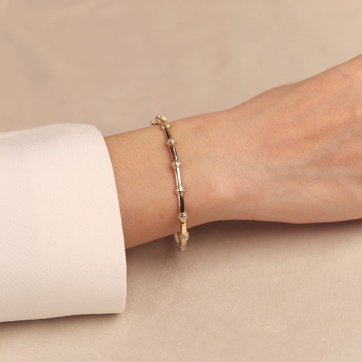 Kemik Model ve Taş Detaylı 14 Ayar Altın Kelepçe - Nur Kuyumculuk