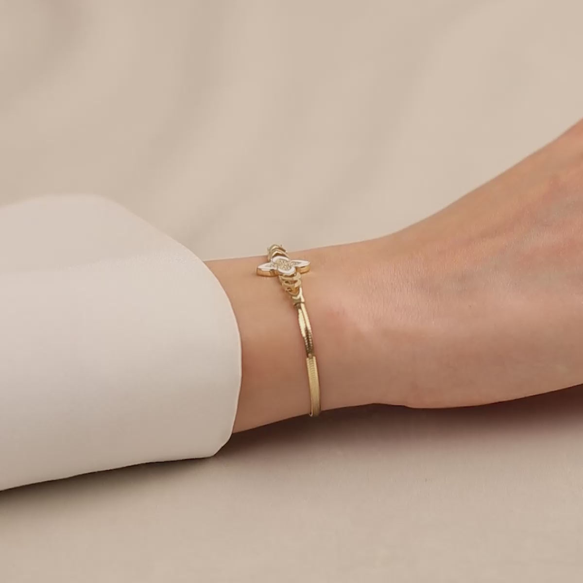 Balık Sırtı Beyaz Mine Detaylı 14 Ayar Altın Bileklik