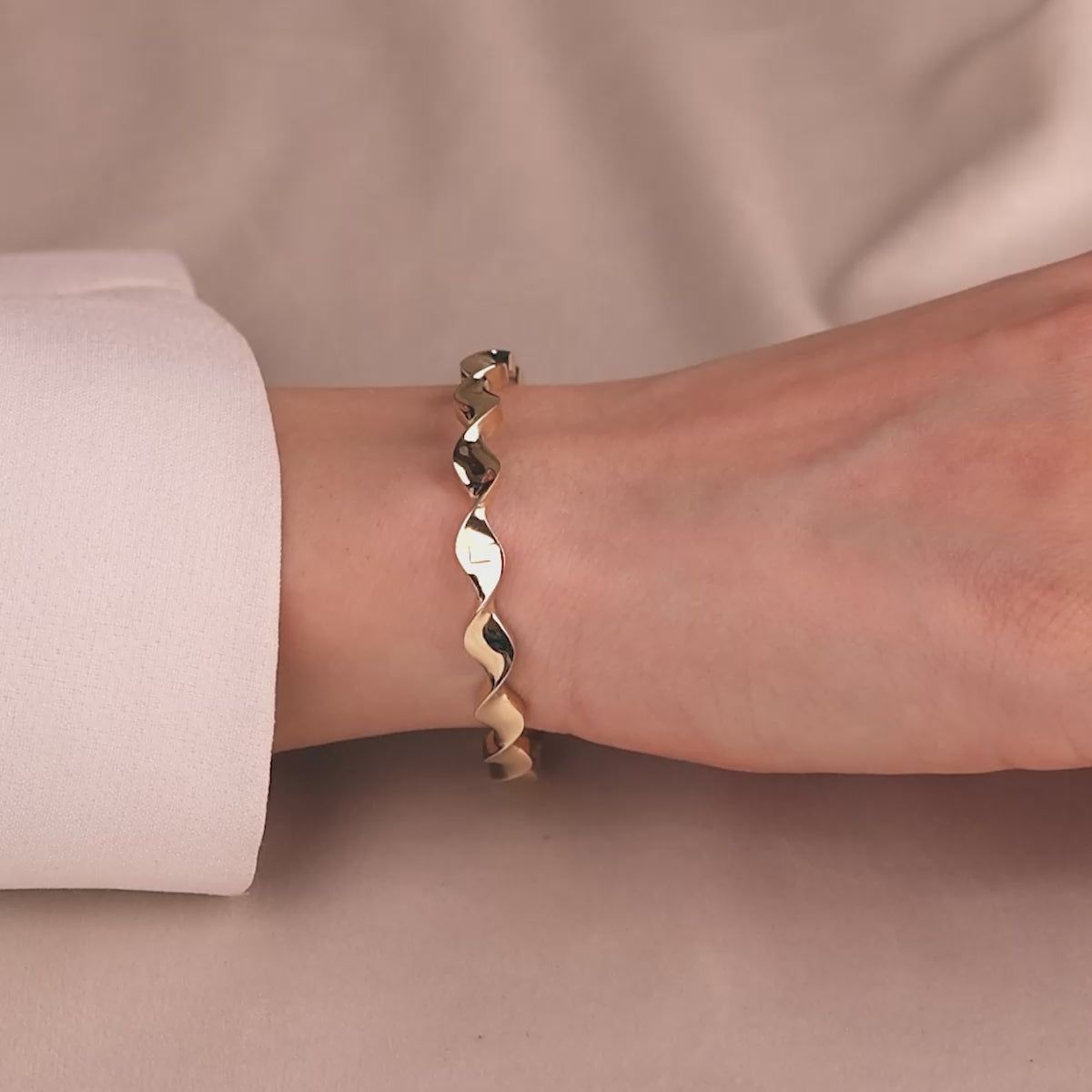 Dalgalı Tasarımlı 14 Ayar Altın Kelepçe Bileklik – Şık Hediyelik