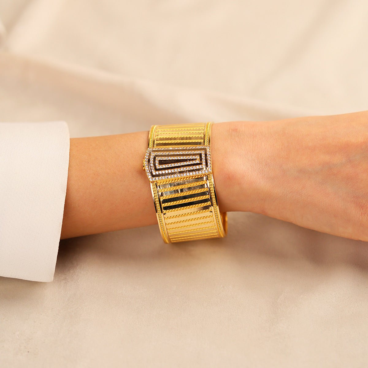 Trabzon Aynalı ve Taş Detaylı 14 Ayar Altın Kelepçe - Nur Kuyumculuk