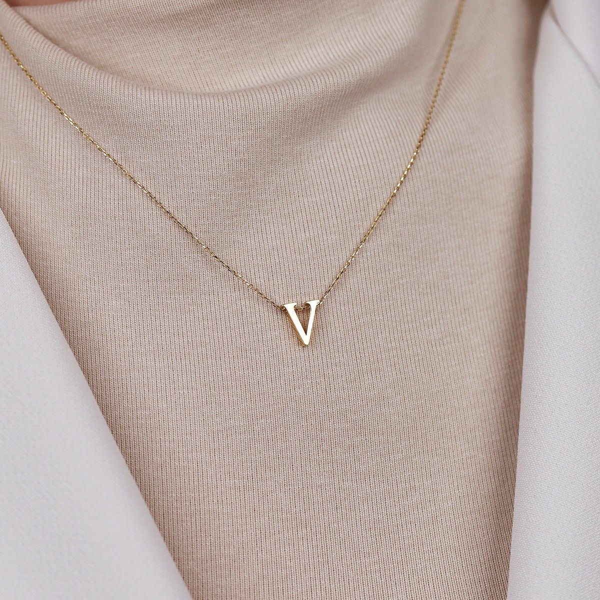 V Harfi 14 Ayar Altın Kolye - Nur Kuyumculuk