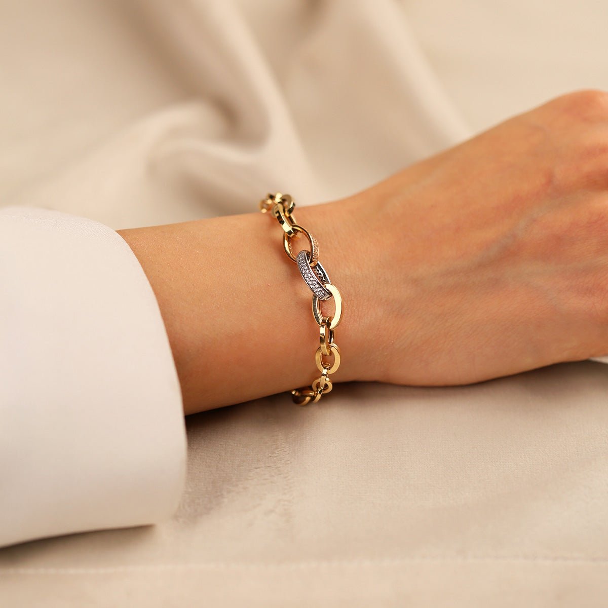 Zarif Halkalı ve Taş İşlemeli 14 Ayar Altın Bileklik - Nur Kuyumculuk